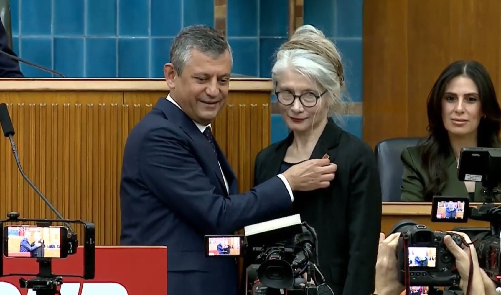 Emine Ülker Tarhan yeniden CHP'de: 'Mazot 80 TL olmuş, duydum geldim'