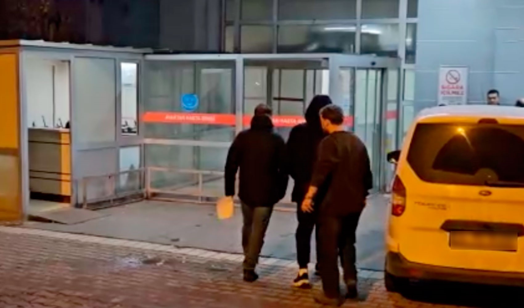 Gözaltına alınan 2 isim sağlık kontrolünden geçirildi