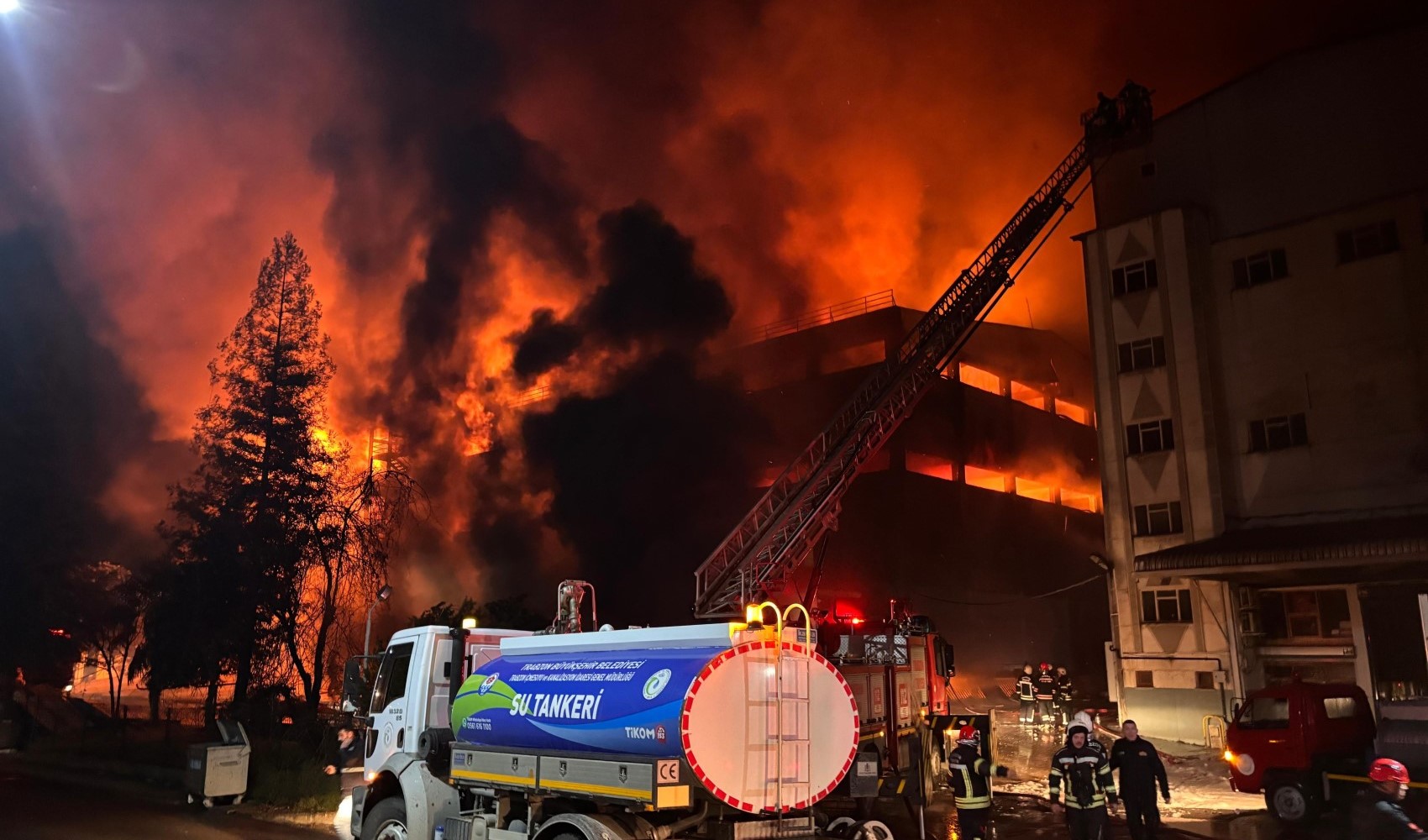 Fındık fabrikasındaki yangına müdahale devam ediyor