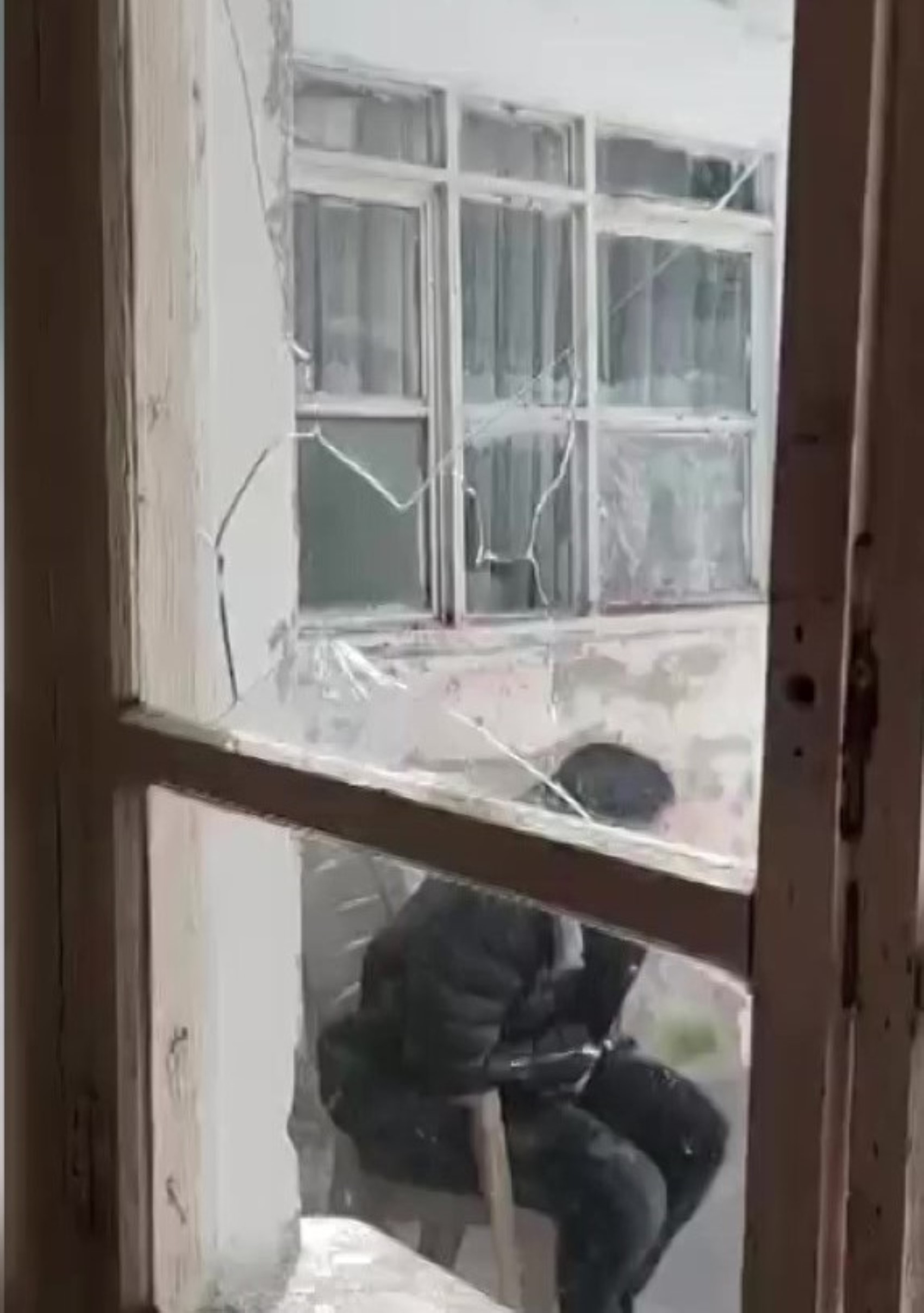 'Polisiz' diyerek eve giren şüpheliler anne ile oğlunu vurdu