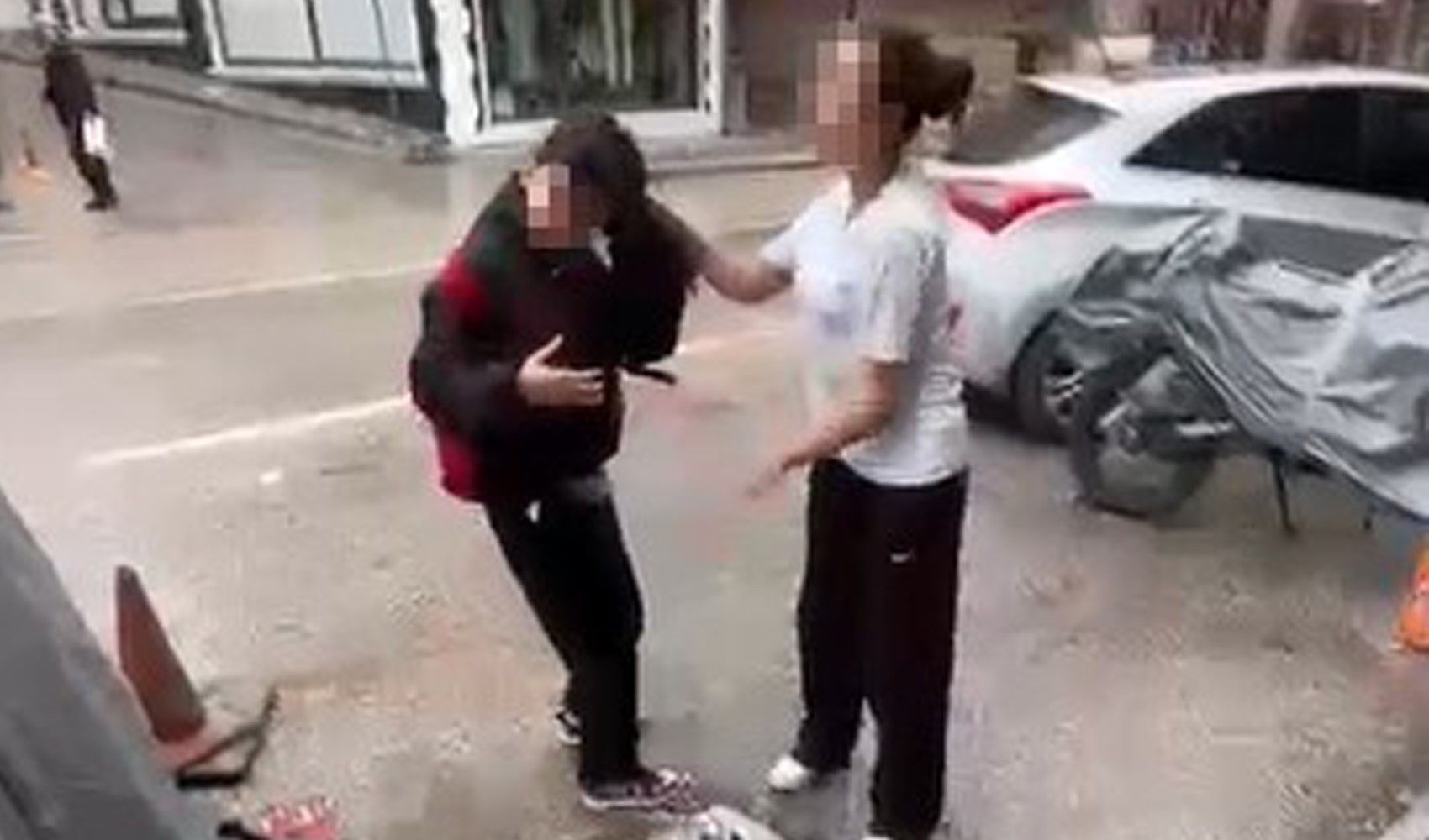 Ortaokul öğrencisinden akranına şiddet: Seni böcek gibi ezerim