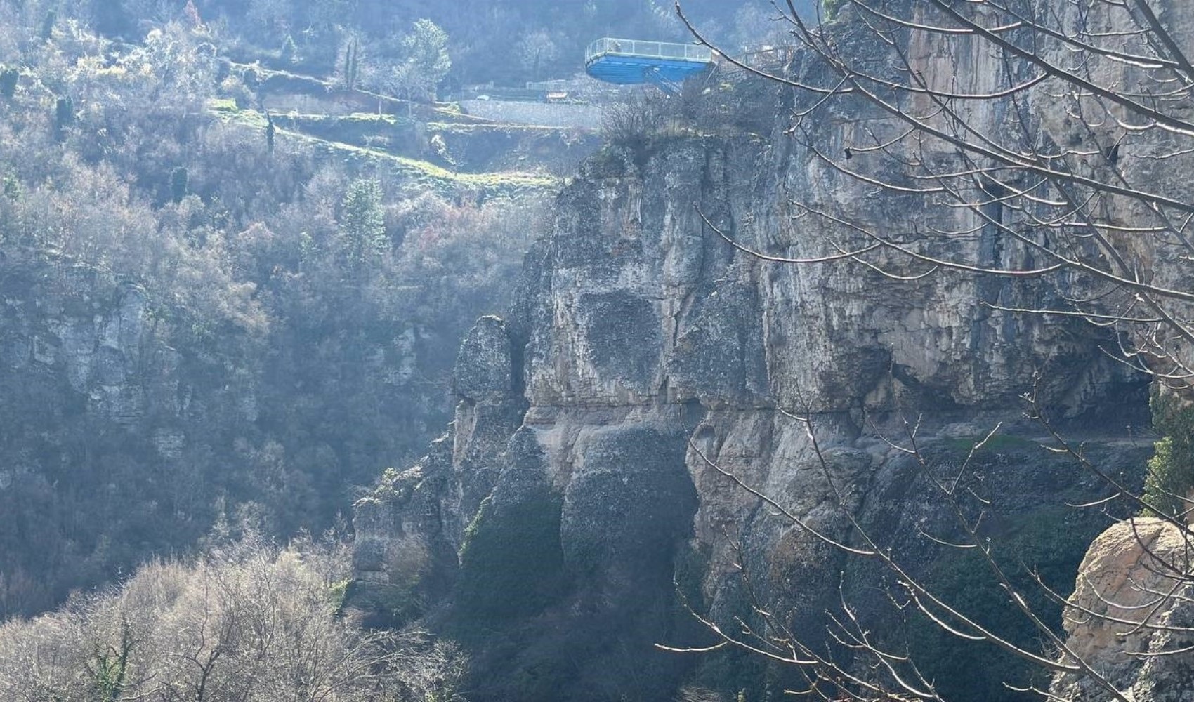 Genç kız 80 metre yüksekliğindeki cam terastan kendini boşluğa bıraktı