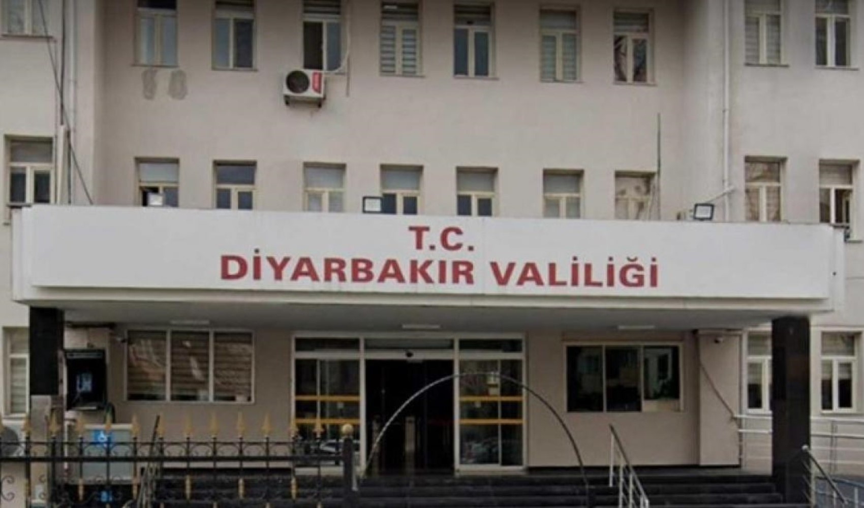 Diyarbakır Valiliği'nden 'el yapımı patlayıcı infilak etti' açıklaması: Sivil polis aracı geçerken