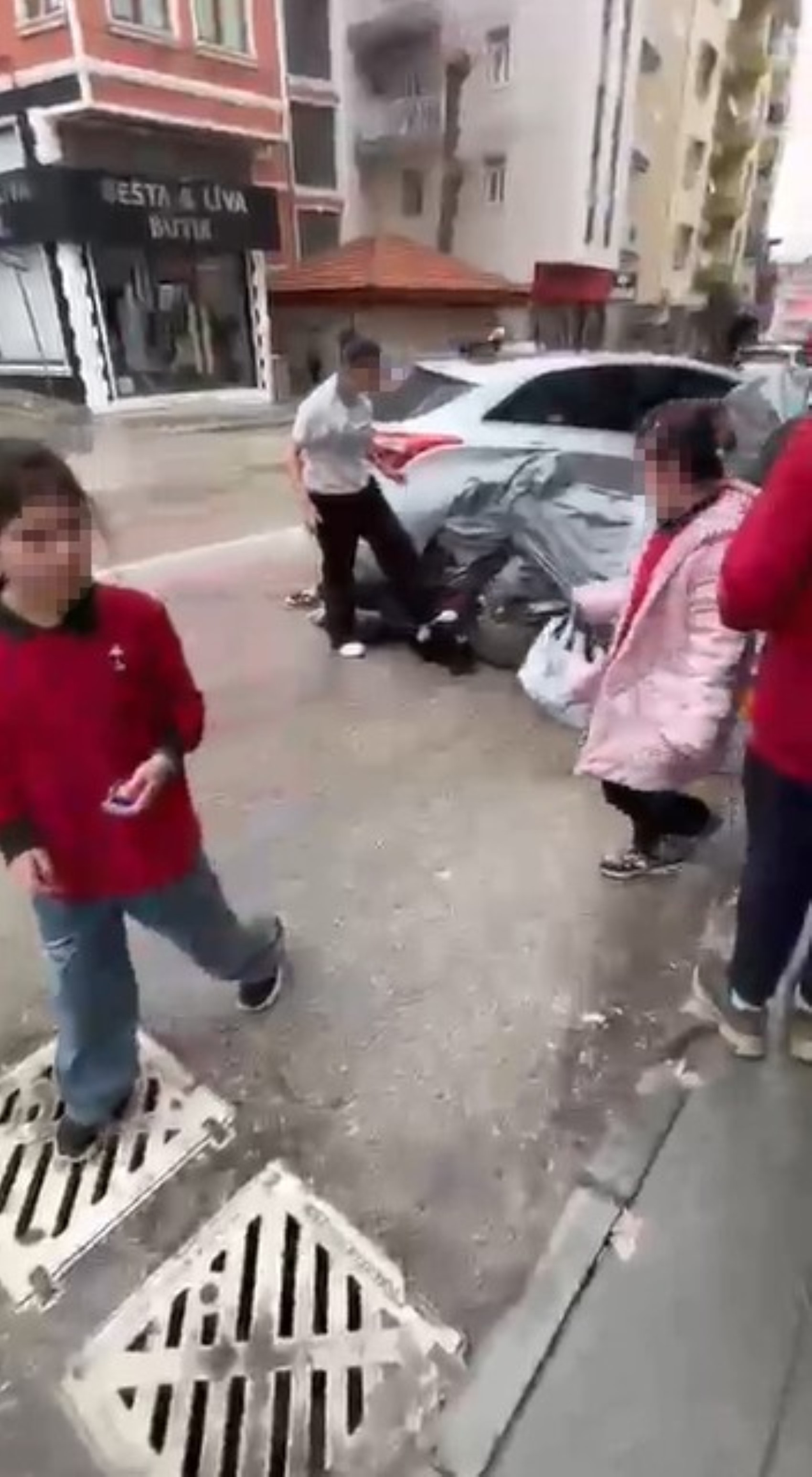 Ortaokul öğrencisinden akranına şiddet: Seni böcek gibi ezerim