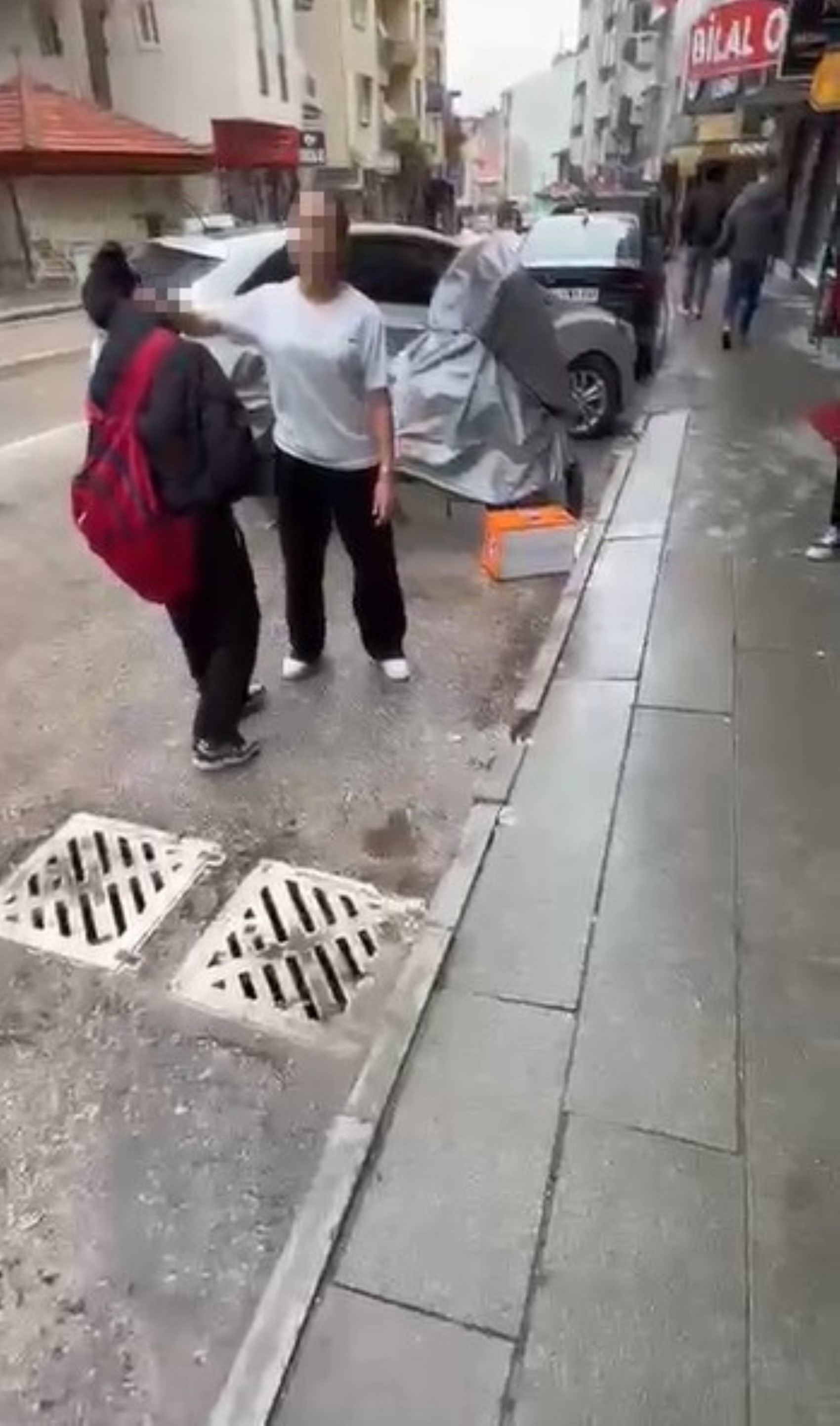 Ortaokul öğrencisinden akranına şiddet: Seni böcek gibi ezerim