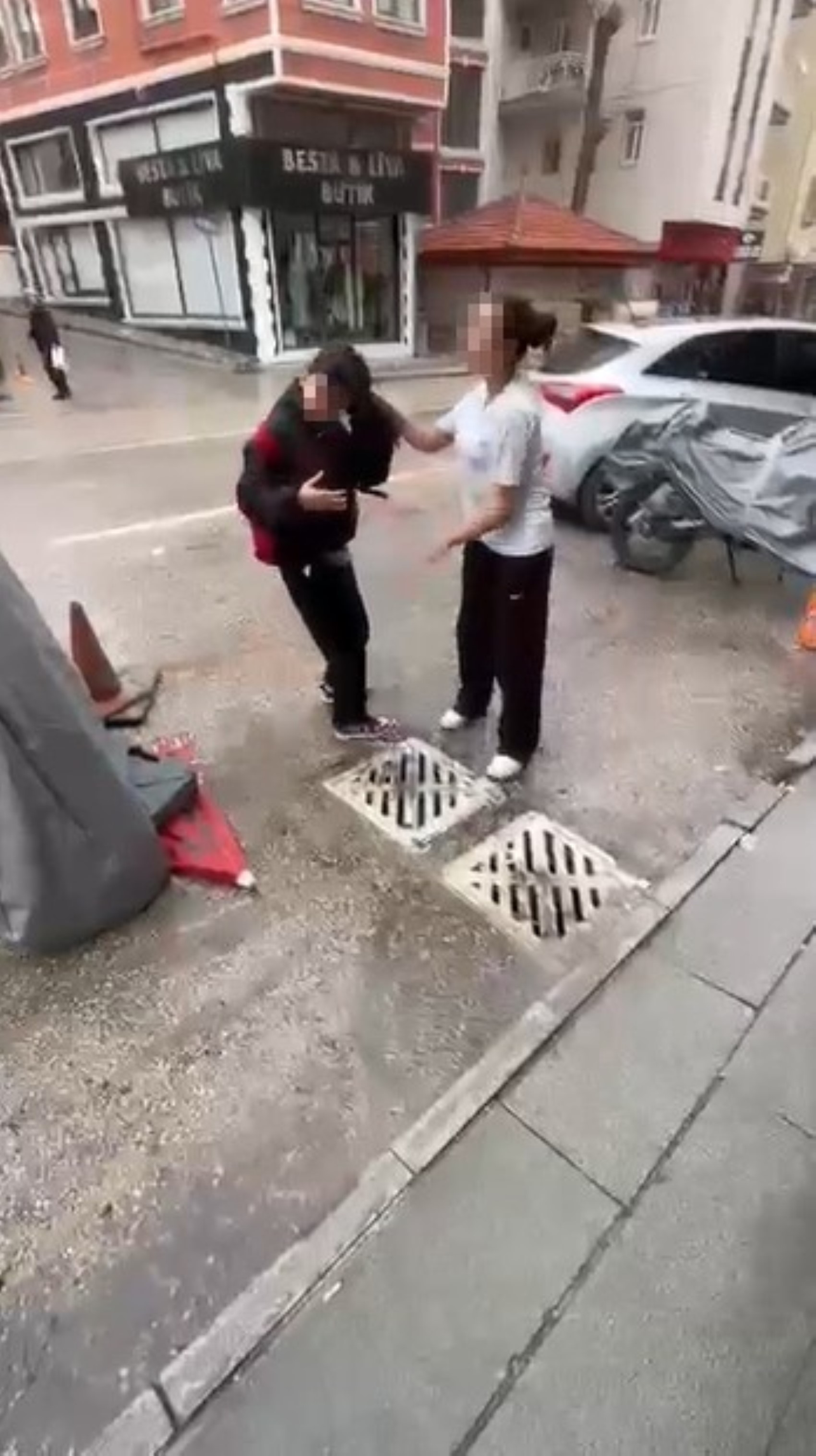 Ortaokul öğrencisinden akranına şiddet: Seni böcek gibi ezerim