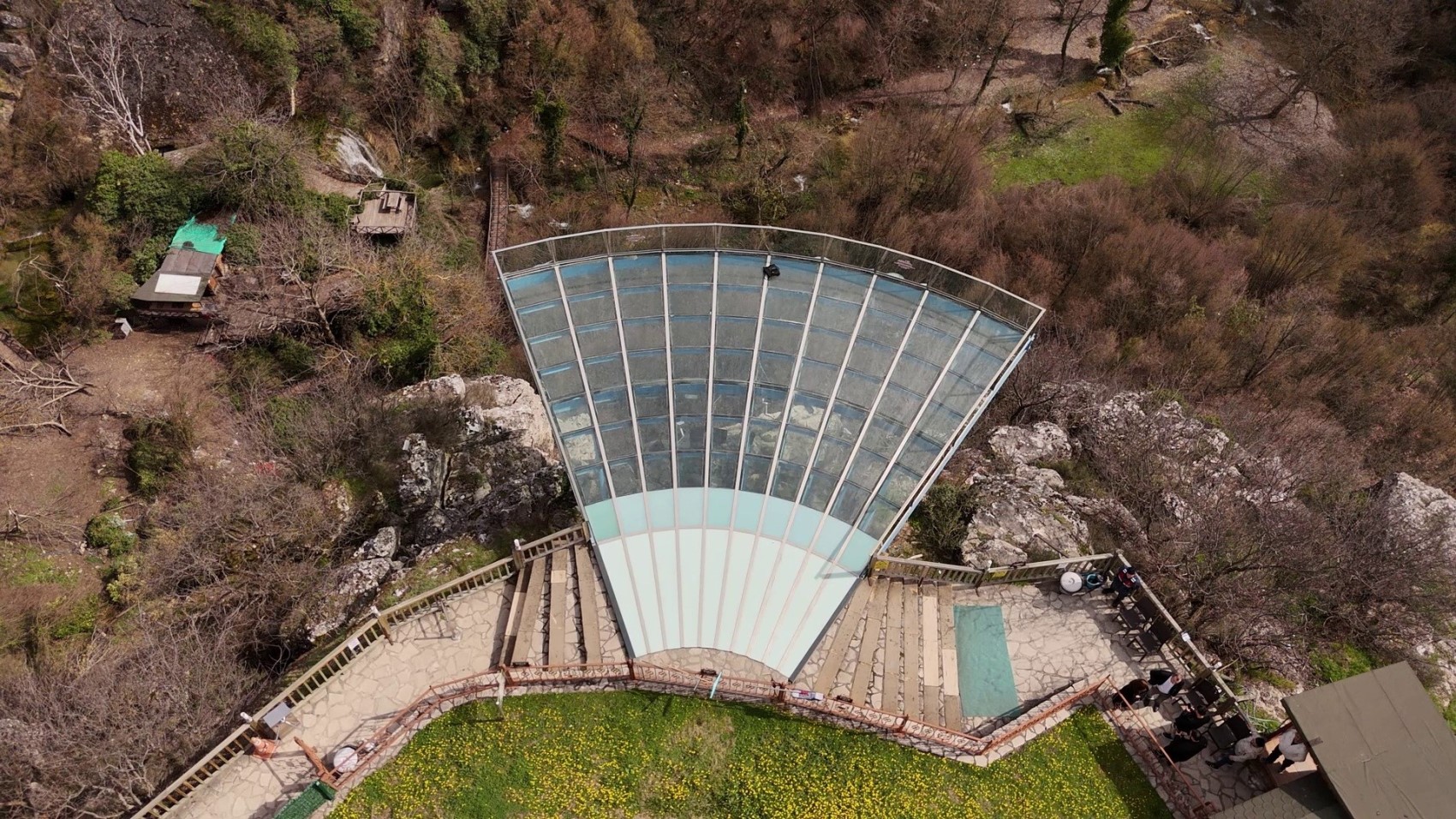 Genç kız 80 metre yüksekliğindeki cam terastan kendini boşluğa bıraktı