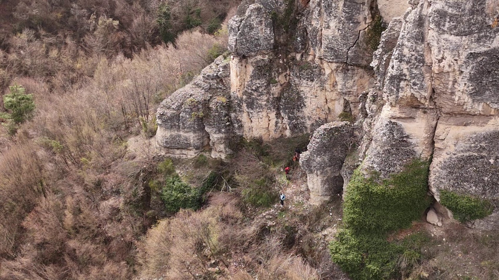 Genç kız 80 metre yüksekliğindeki cam terastan kendini boşluğa bıraktı