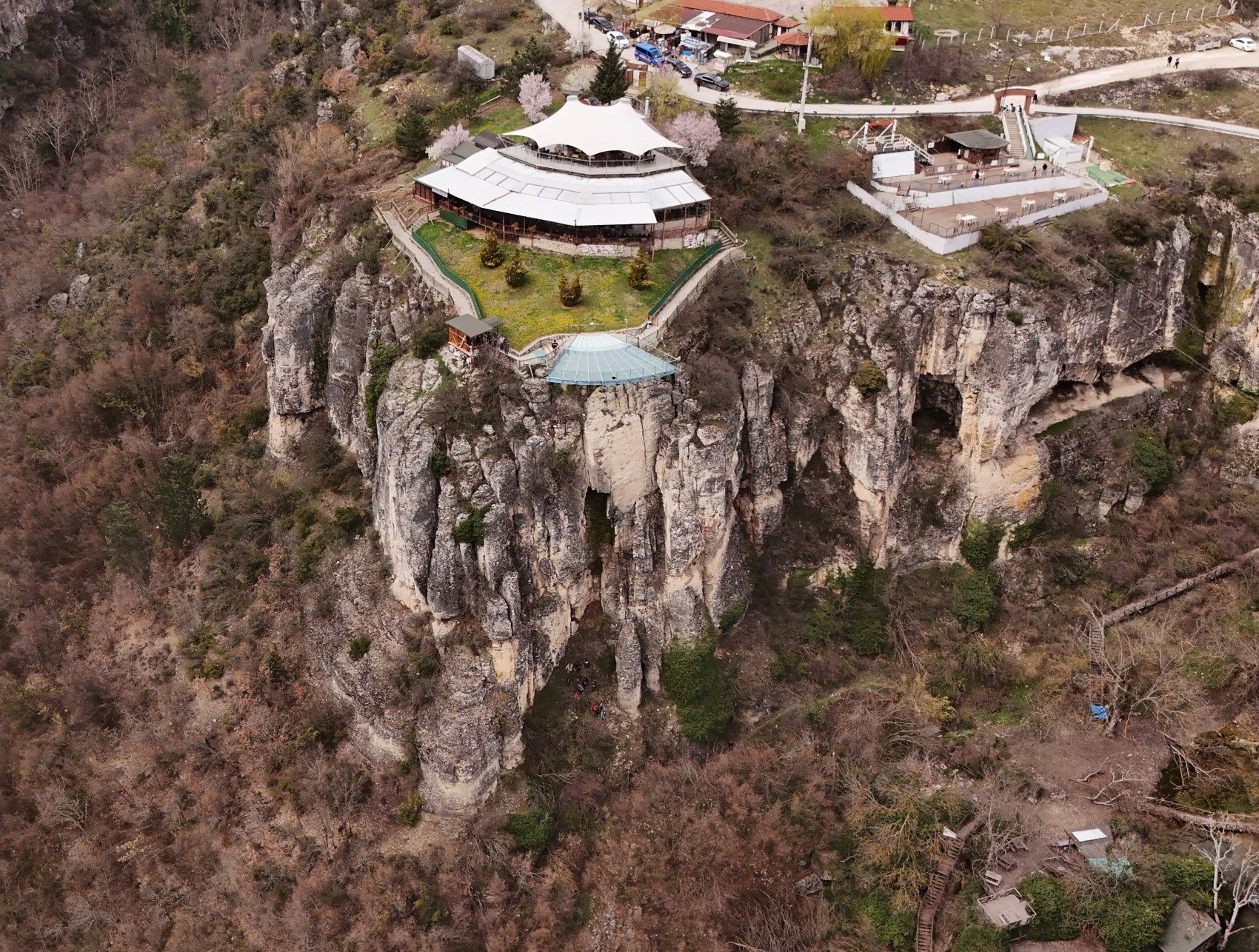 Genç kız 80 metre yüksekliğindeki cam terastan kendini boşluğa bıraktı