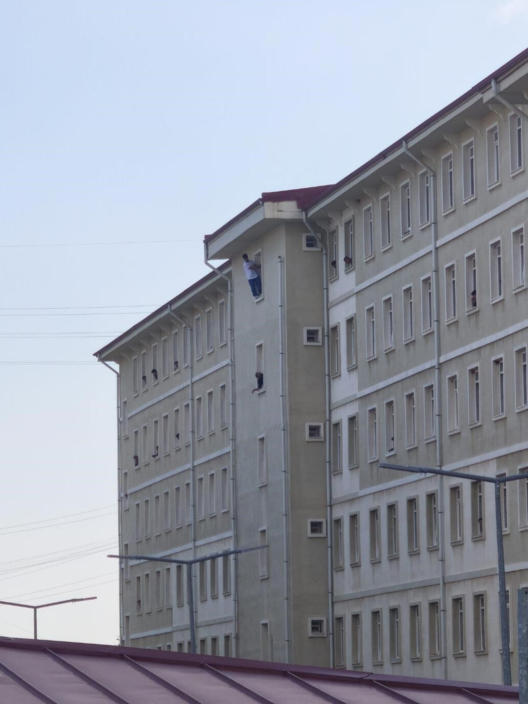 Yurdun penceresinden atlayan genç hayatını kaybetti