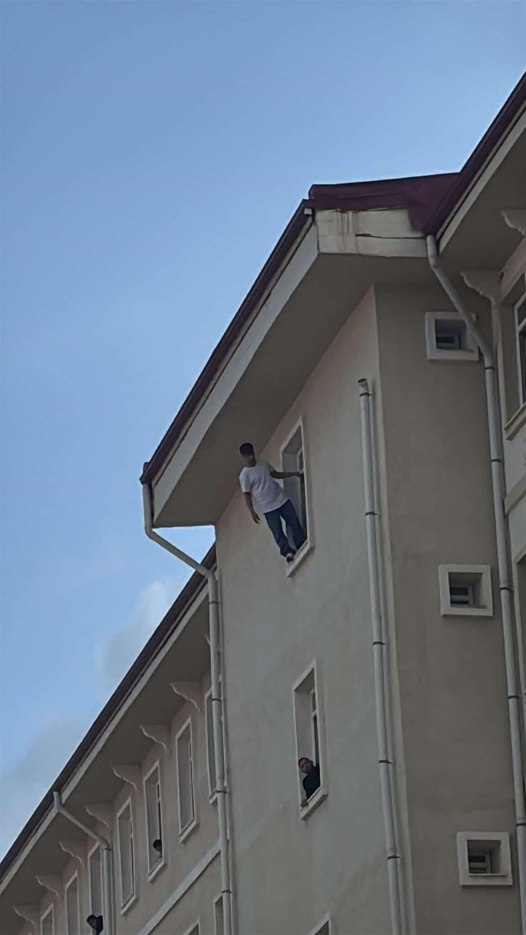 Yurdun penceresinden atlayan genç hayatını kaybetti