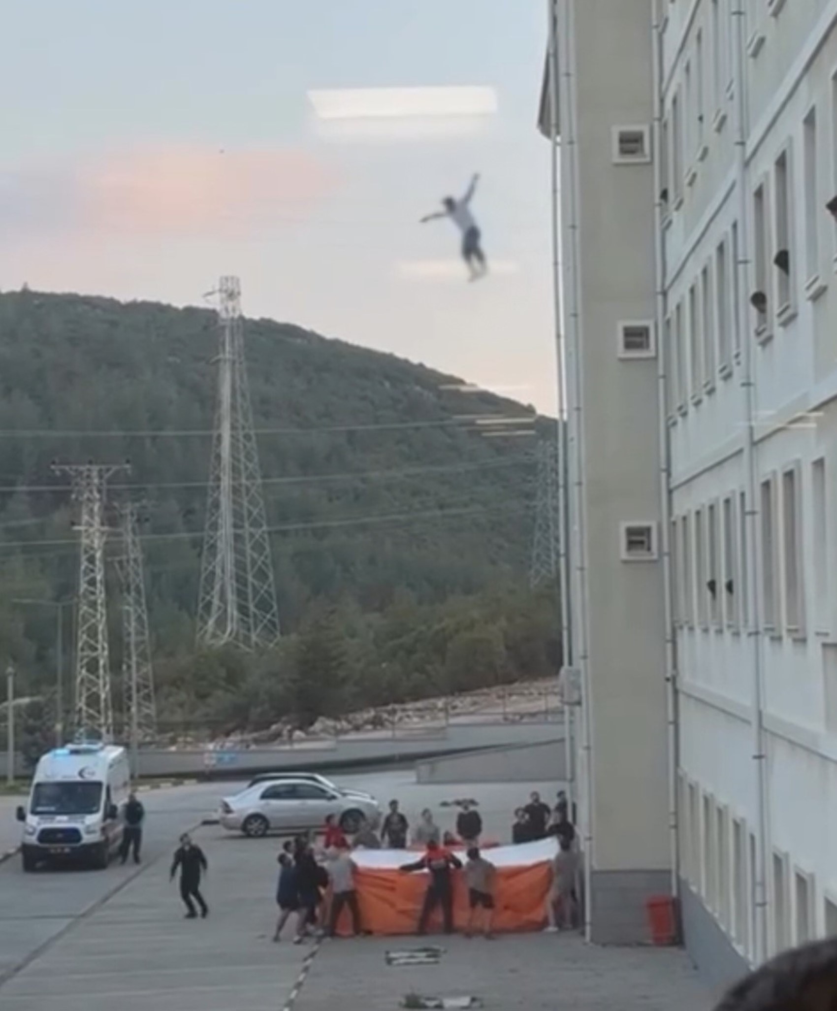 Yurdun penceresinden atlayan genç hayatını kaybetti