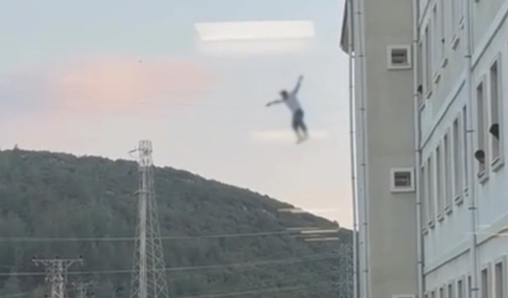 Yurdun penceresinden atlayan genç hayatını kaybetti