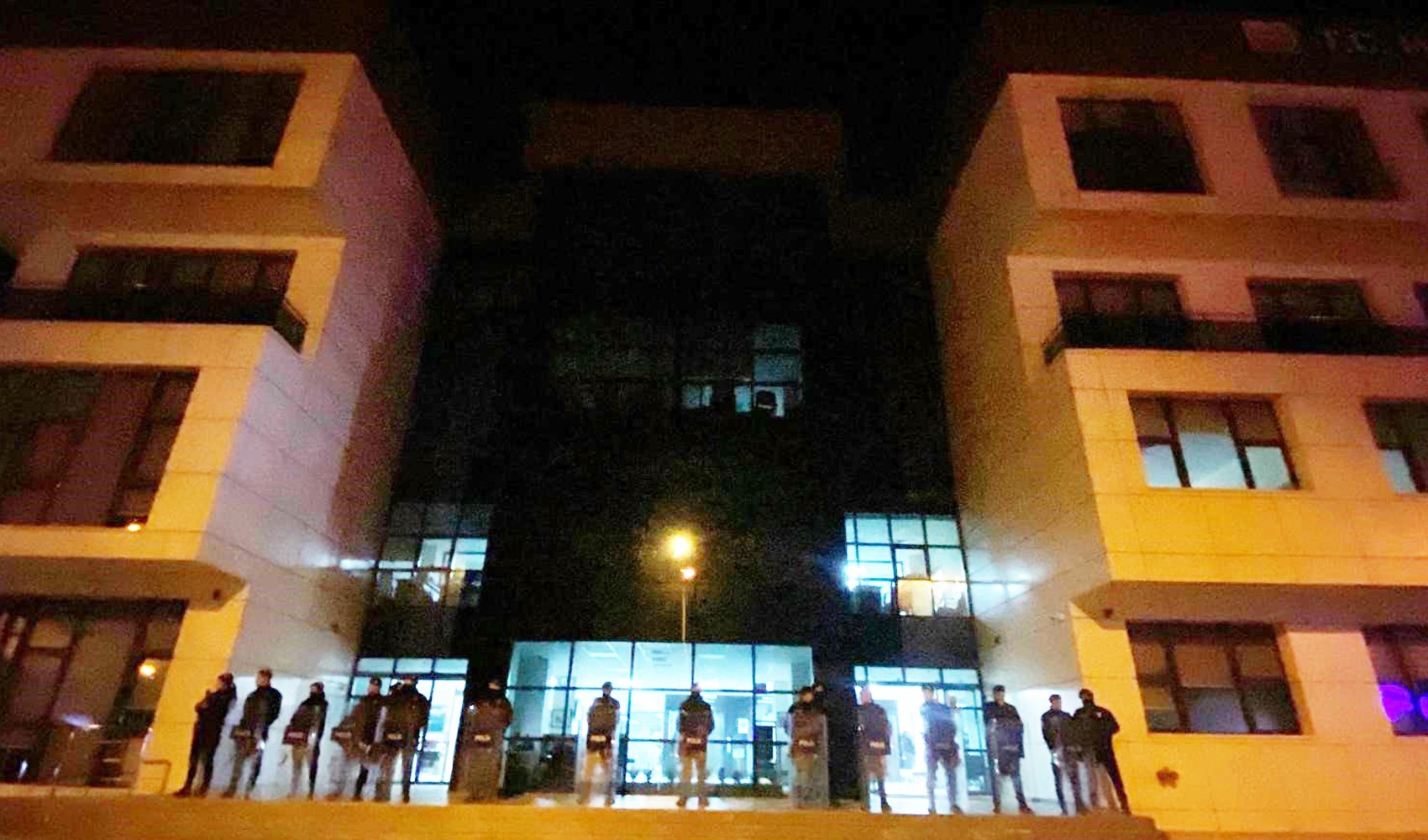 Marmaris Belediyesi'ne gece yarısı polis baskını: Belediye ve çevresinde hareketli anlar