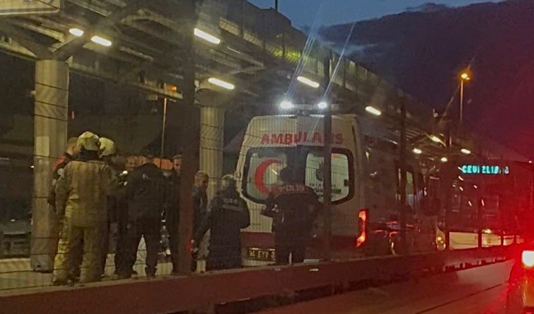 Ayağının üzerinden metrobüs geçen kadın yaralandı