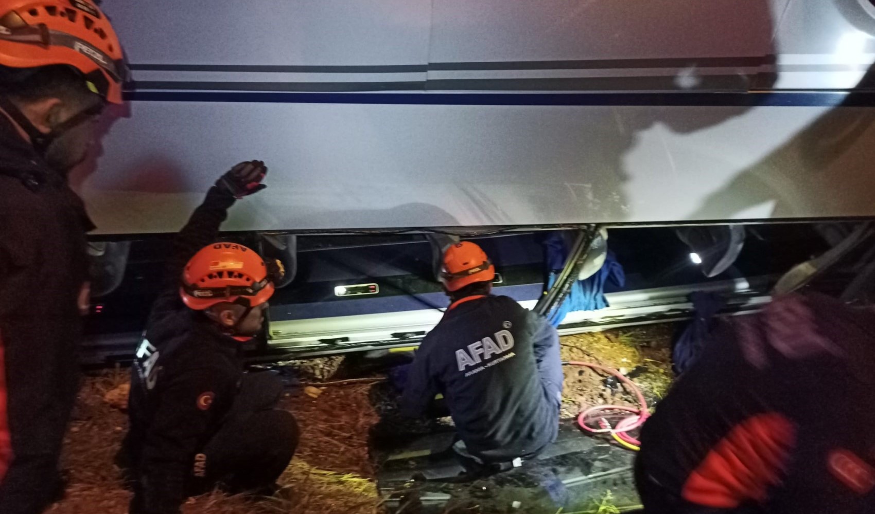 Ceza infaz kurumuna ait servis aracı devrildi: Çok sayıda yaralı var