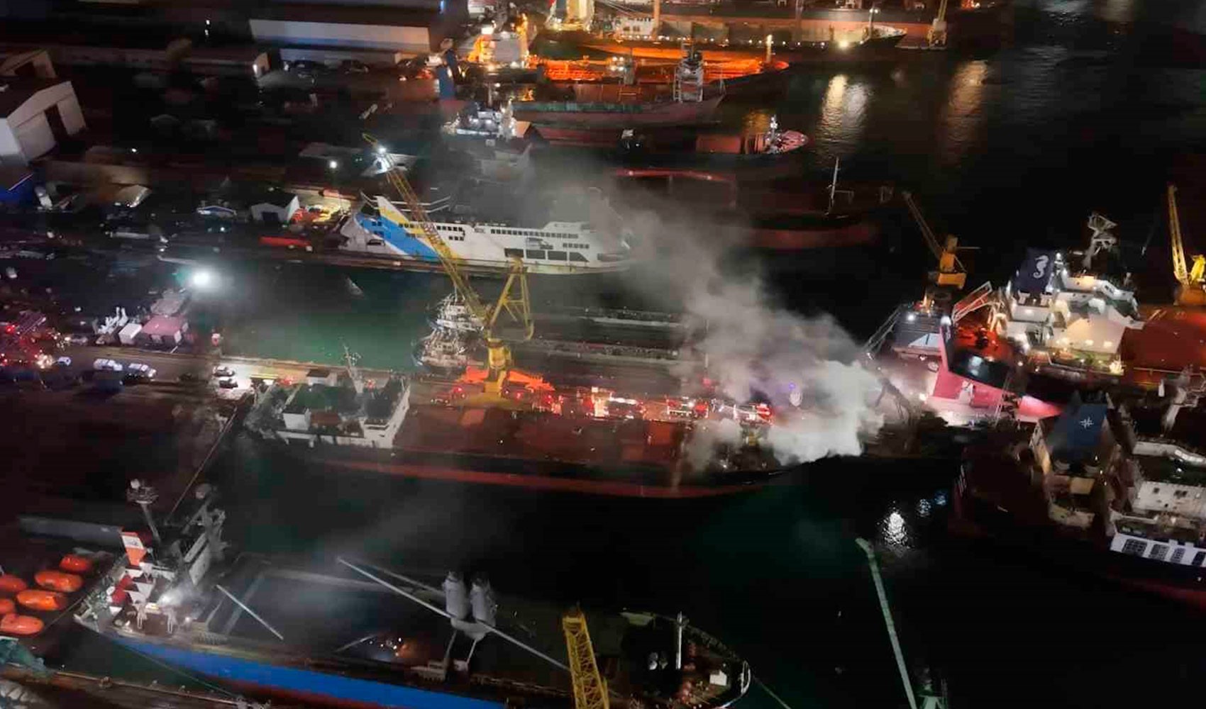 Tuzla Tersanesi'ndeki kuru yük gemisinde yangın