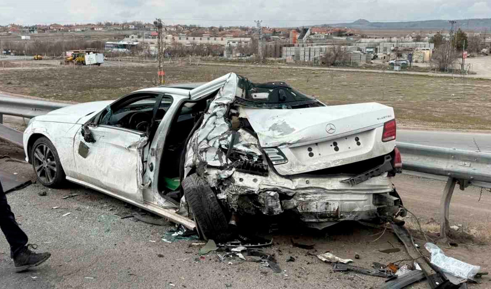 Emniyet şeridindeyken TIR çarpmıştı: MHP'li eski vekilin oğlunun yaralandığı kaza kamerada