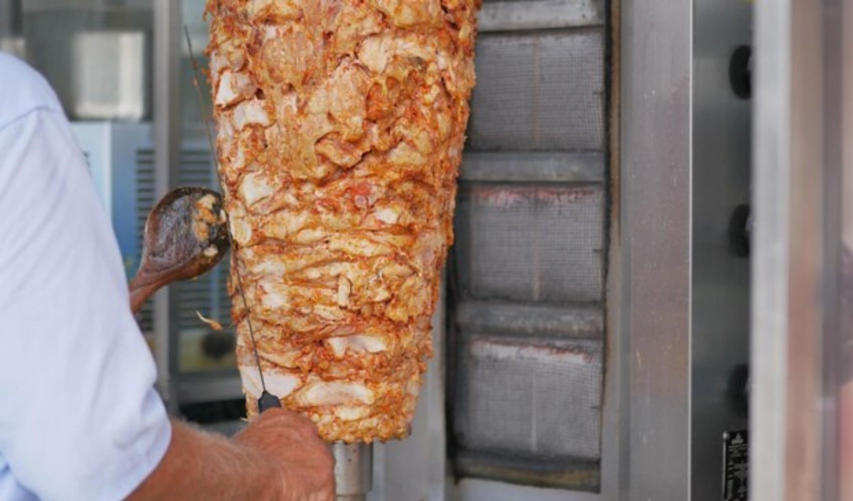 Bursa’da farklı işletmelerde tavuk döner yiyen 25 kişi zehirlendi