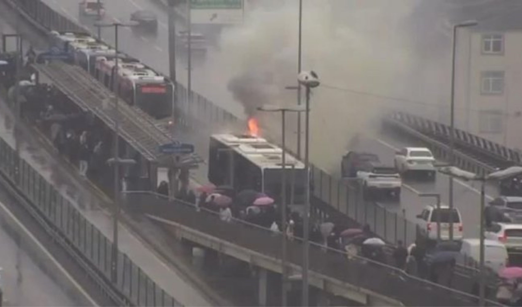 Şişli'de metrobüs yangını