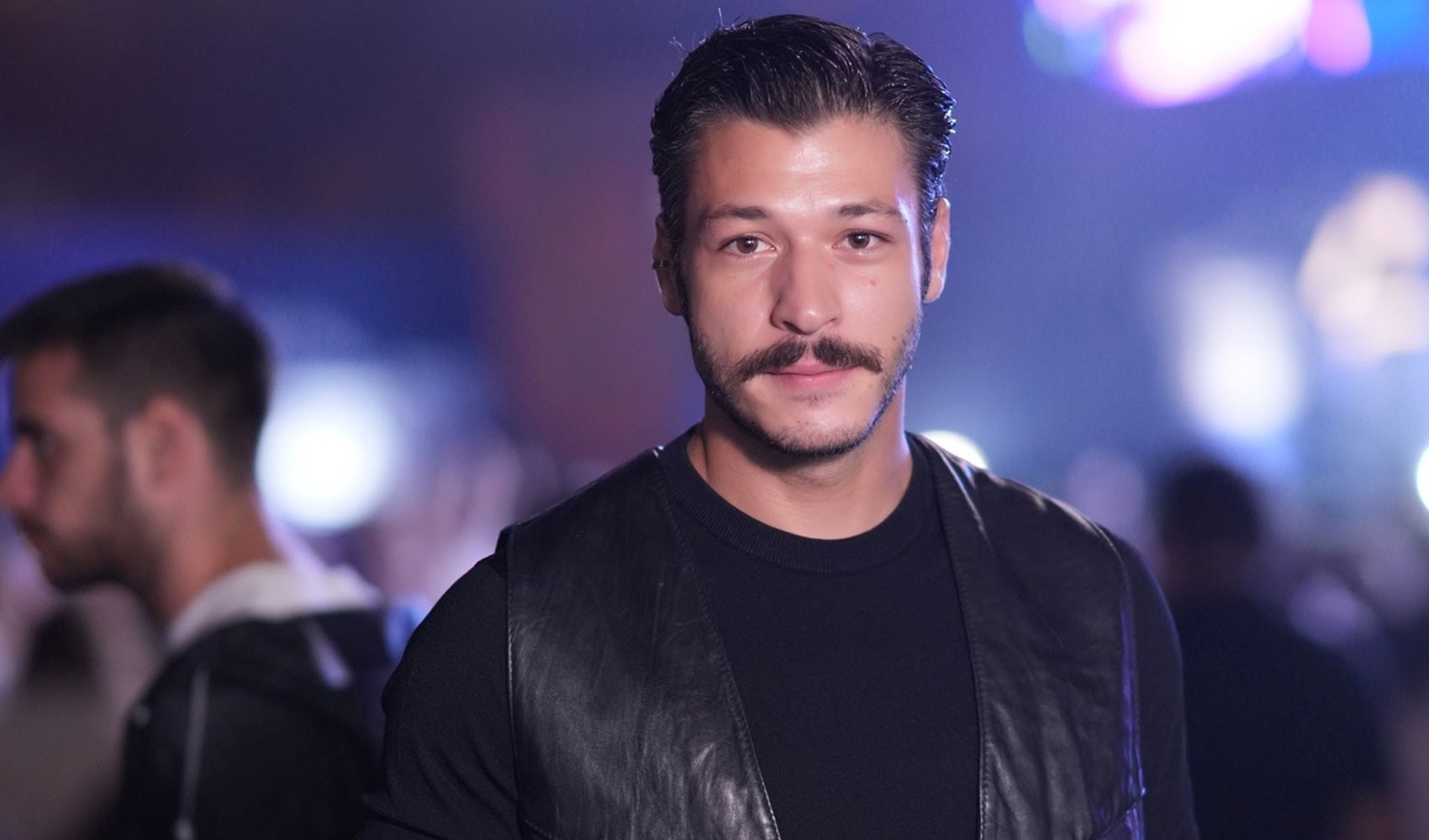 Kubilay Aka asker tıraşı olduğu anları paylaştı