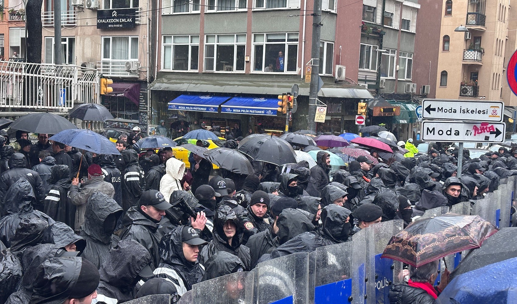 Kadıköy’de gazetecilere polis barikatı