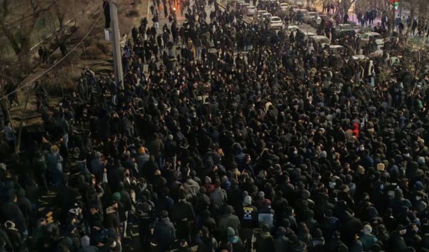 İran’da enerji altyapısına saldırı sonrası halk sokaklara çıktı