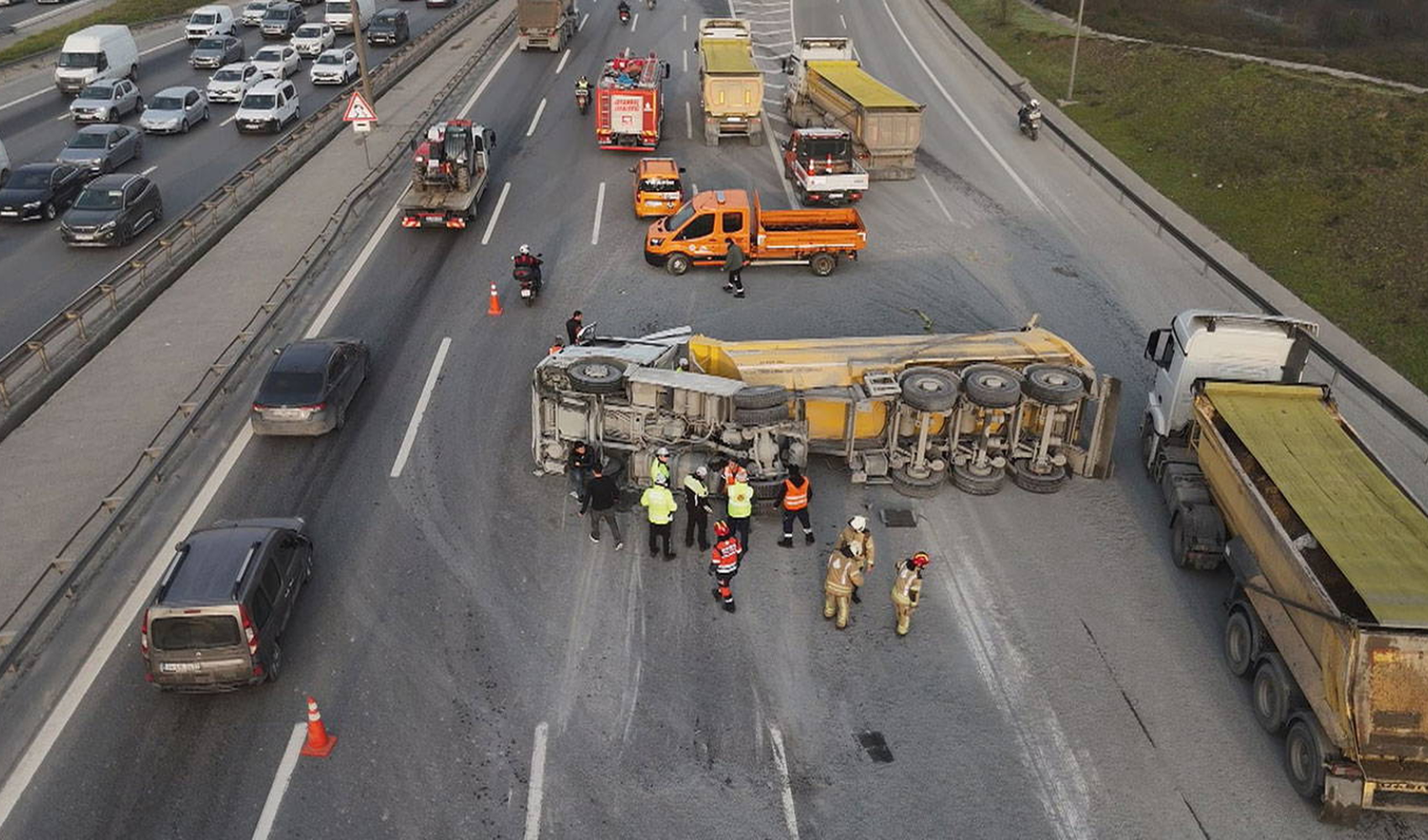 Eyüpsultan TEM Otoyolu’nda hafriyat kamyonu devrildi