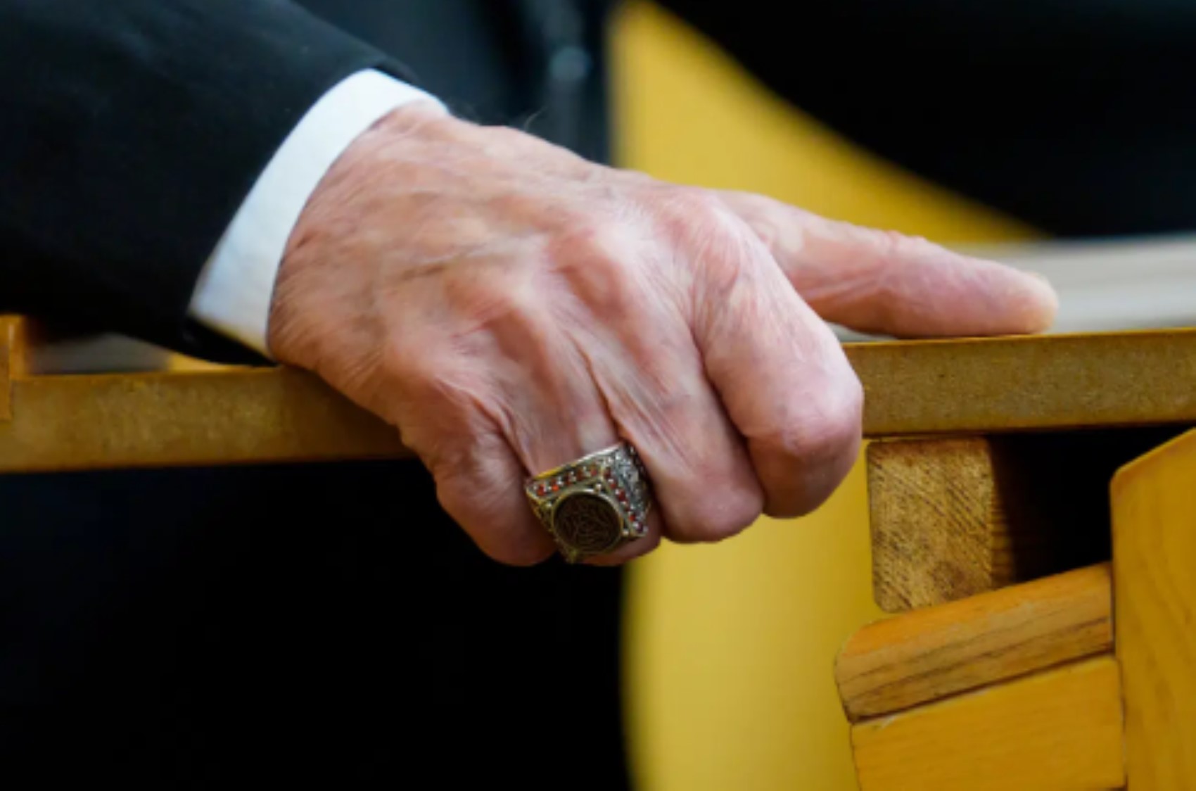 Devlet Bahçeli'nin grup toplantısındaki rozeti dikkat çekti!