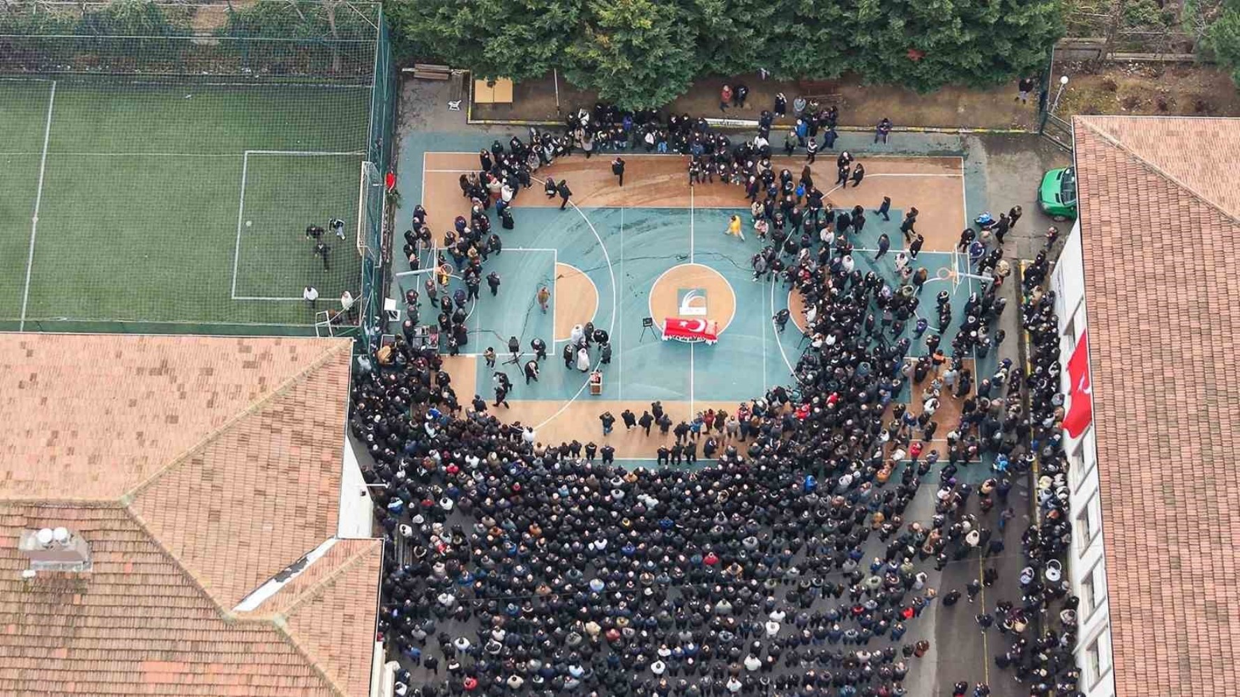 Öğrencisi tarafından katledilen Fatma Nur öğretmen için okulda tören düzenlendi: Yoğun katılım havadan görüntülendi