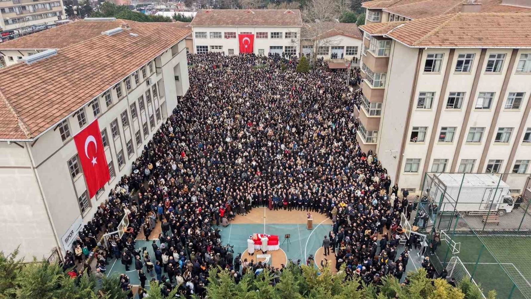 Öğrencisi tarafından katledilen Fatma Nur öğretmen için okulda tören düzenlendi: Yoğun katılım havadan görüntülendi