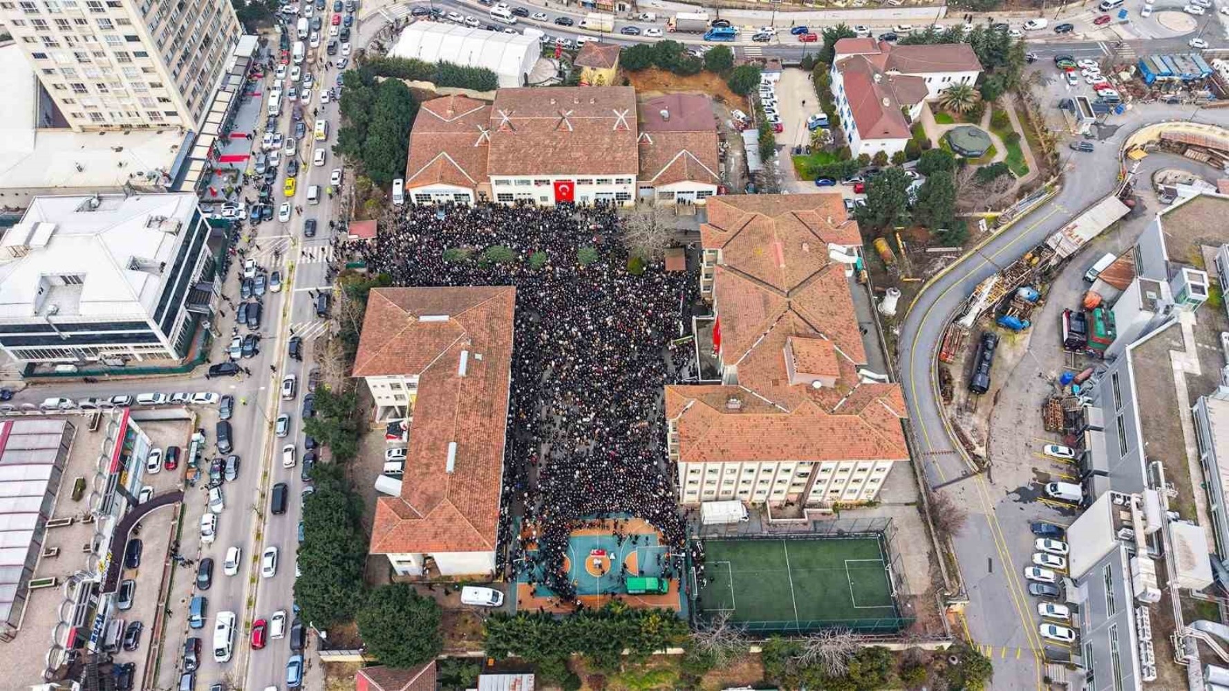 Öğrencisi tarafından katledilen Fatma Nur öğretmen için okulda tören düzenlendi: Yoğun katılım havadan görüntülendi