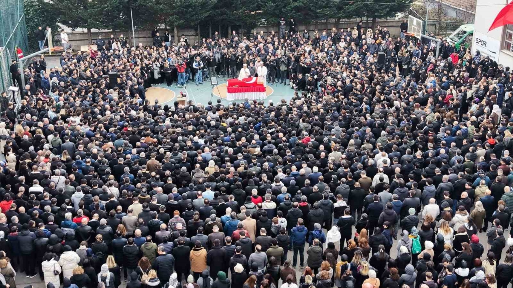 Öğrencisi tarafından katledilen Fatma Nur öğretmen için okulda tören düzenlendi: Yoğun katılım havadan görüntülendi