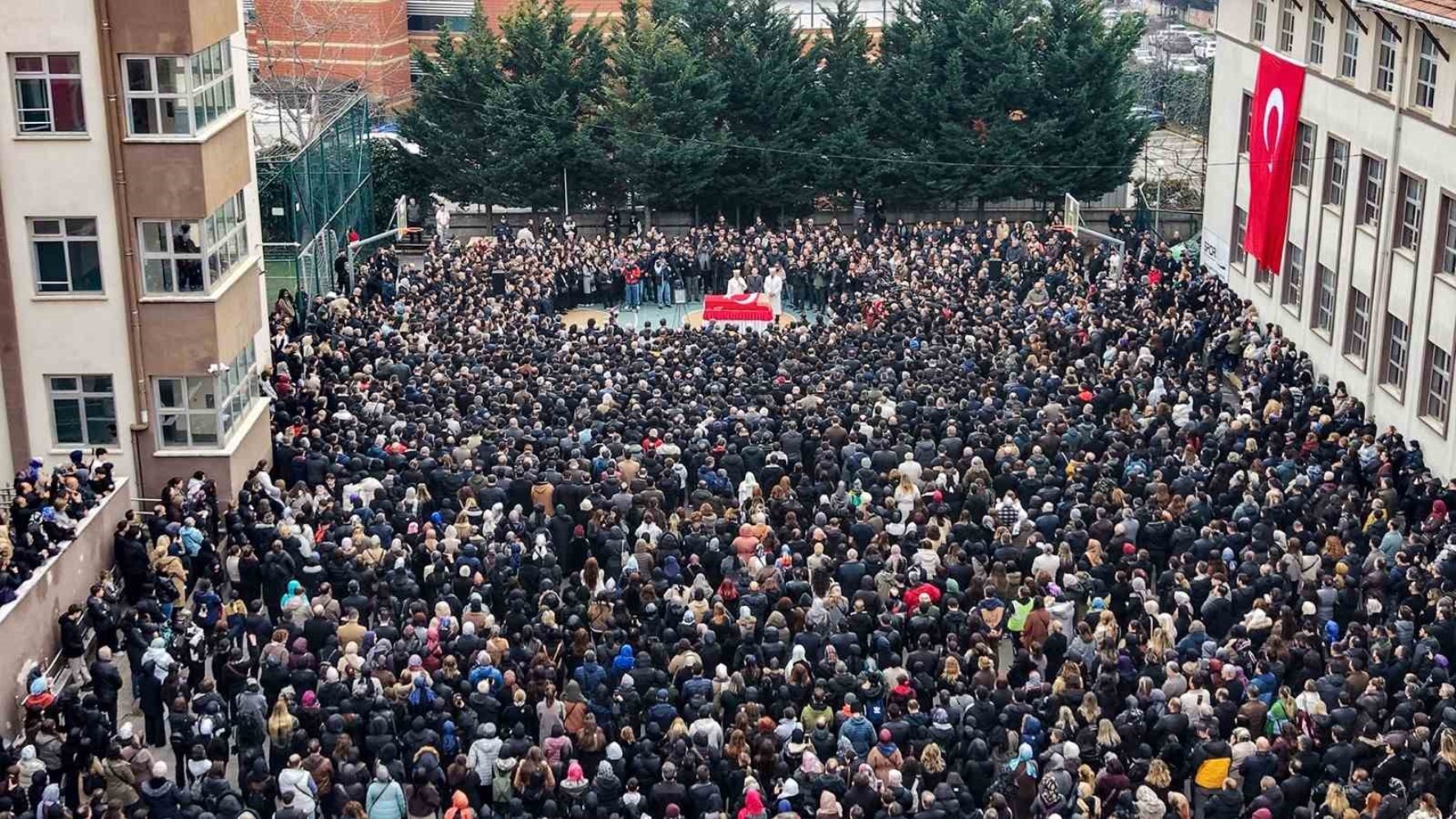 Öğrencisi tarafından katledilen Fatma Nur öğretmen için okulda tören düzenlendi: Yoğun katılım havadan görüntülendi