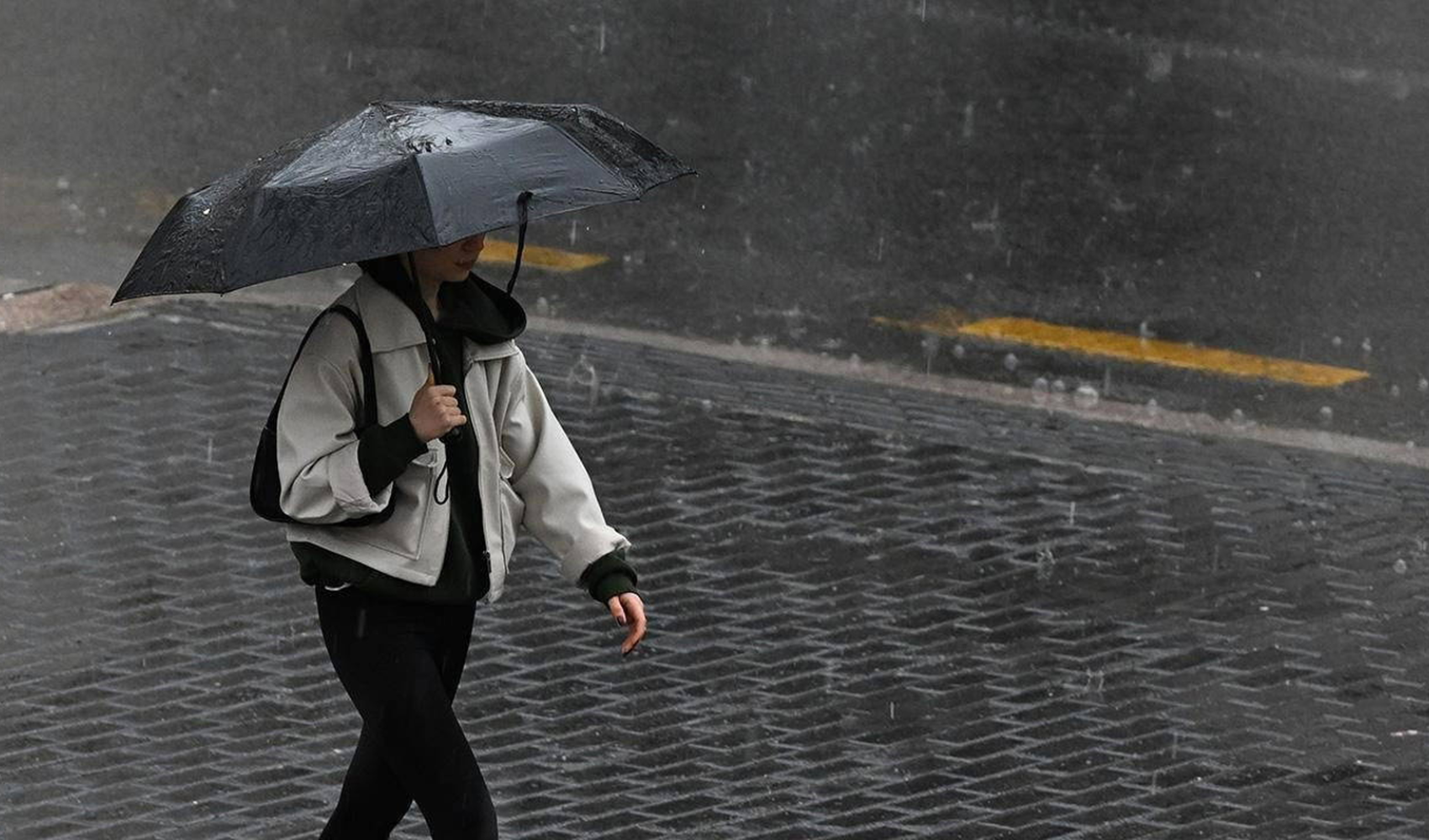 Sağanak yağış İstanbul'u esir aldı: AKOM saat vererek uyardı