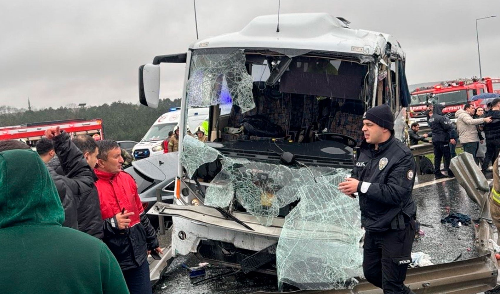 Son Dakika: Başakşehir'de polis servisi kaza yaptı! Şehit olduğu açıklanan polis kalp masajıyla hayata döndü