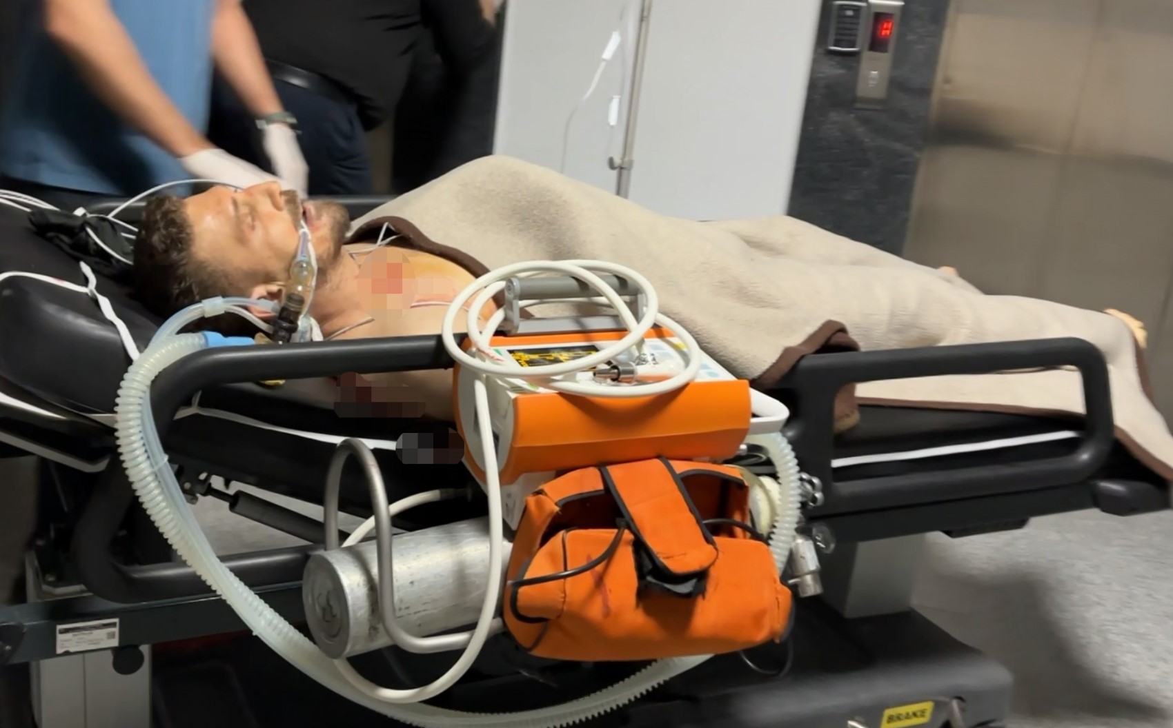 Oğul annesinin sevgilisini bıçakladı, anne ise polis memurunu tokatladı