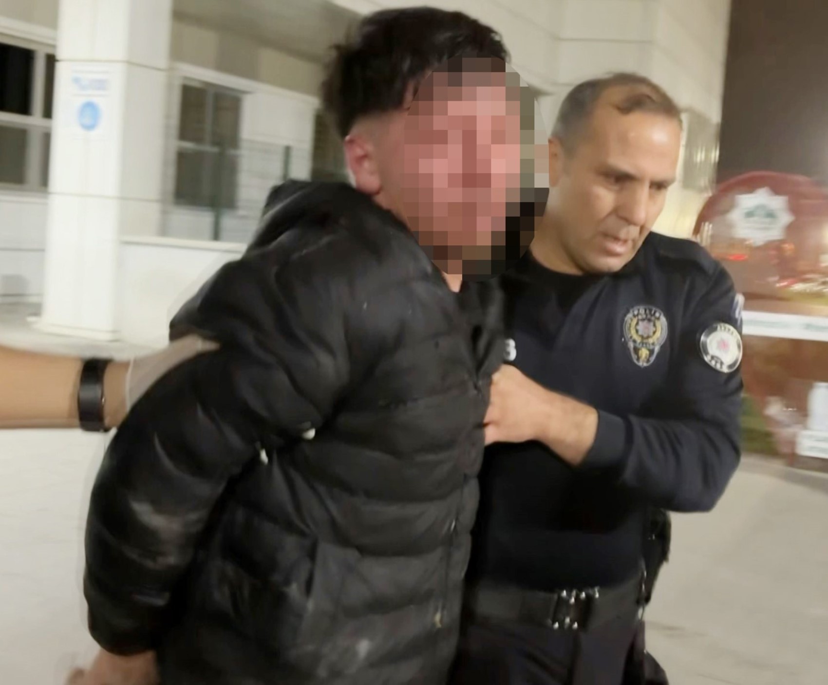 Oğul annesinin sevgilisini bıçakladı, anne ise polis memurunu tokatladı