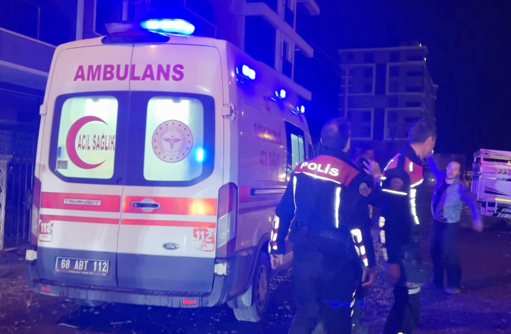 Oğul annesinin sevgilisini bıçakladı, anne ise polis memurunu tokatladı