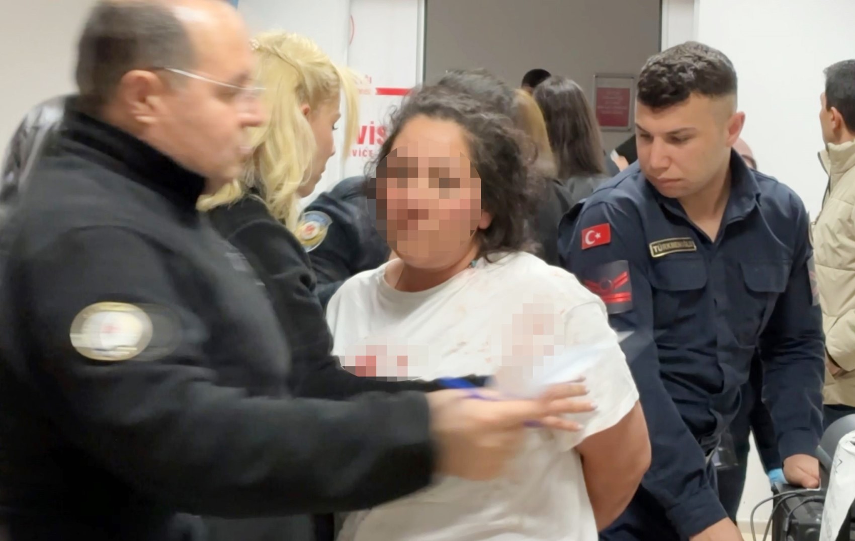 Oğul annesinin sevgilisini bıçakladı, anne ise polis memurunu tokatladı