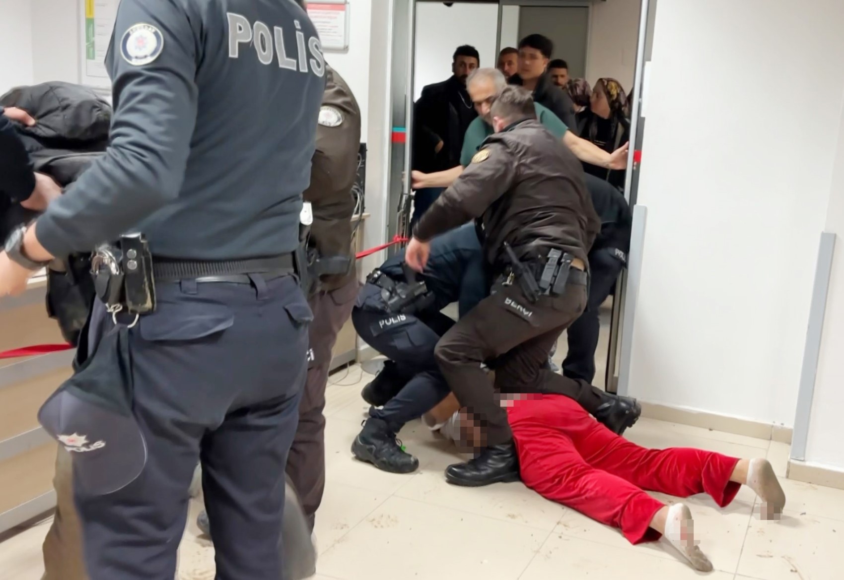 Oğul annesinin sevgilisini bıçakladı, anne ise polis memurunu tokatladı