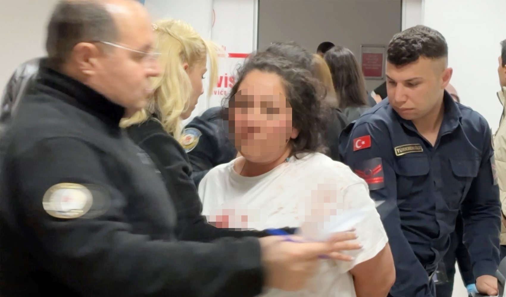 Oğul annesinin sevgilisini bıçakladı, anne ise polis memurunu tokatladı