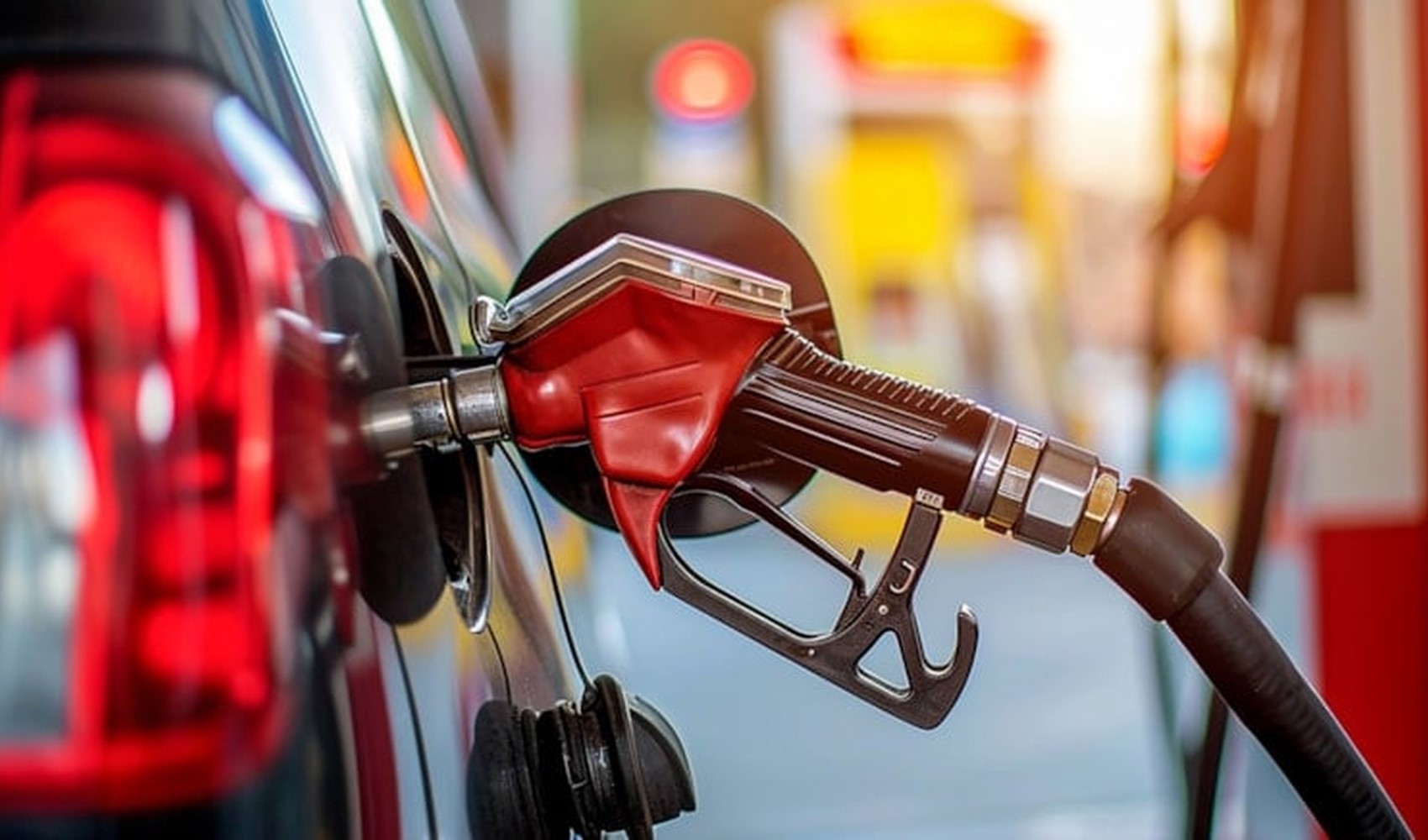 Motorin fiyatlarına gece yarısı zam: Birçok şehirde 80 liranın üstüne çıkıyor