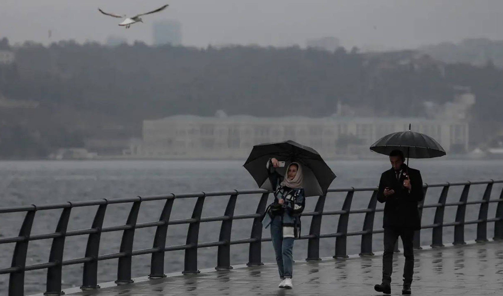 İstanbul'da yeni yağış dalgası bekleniyor: Gök gürültülü sağanak yolda