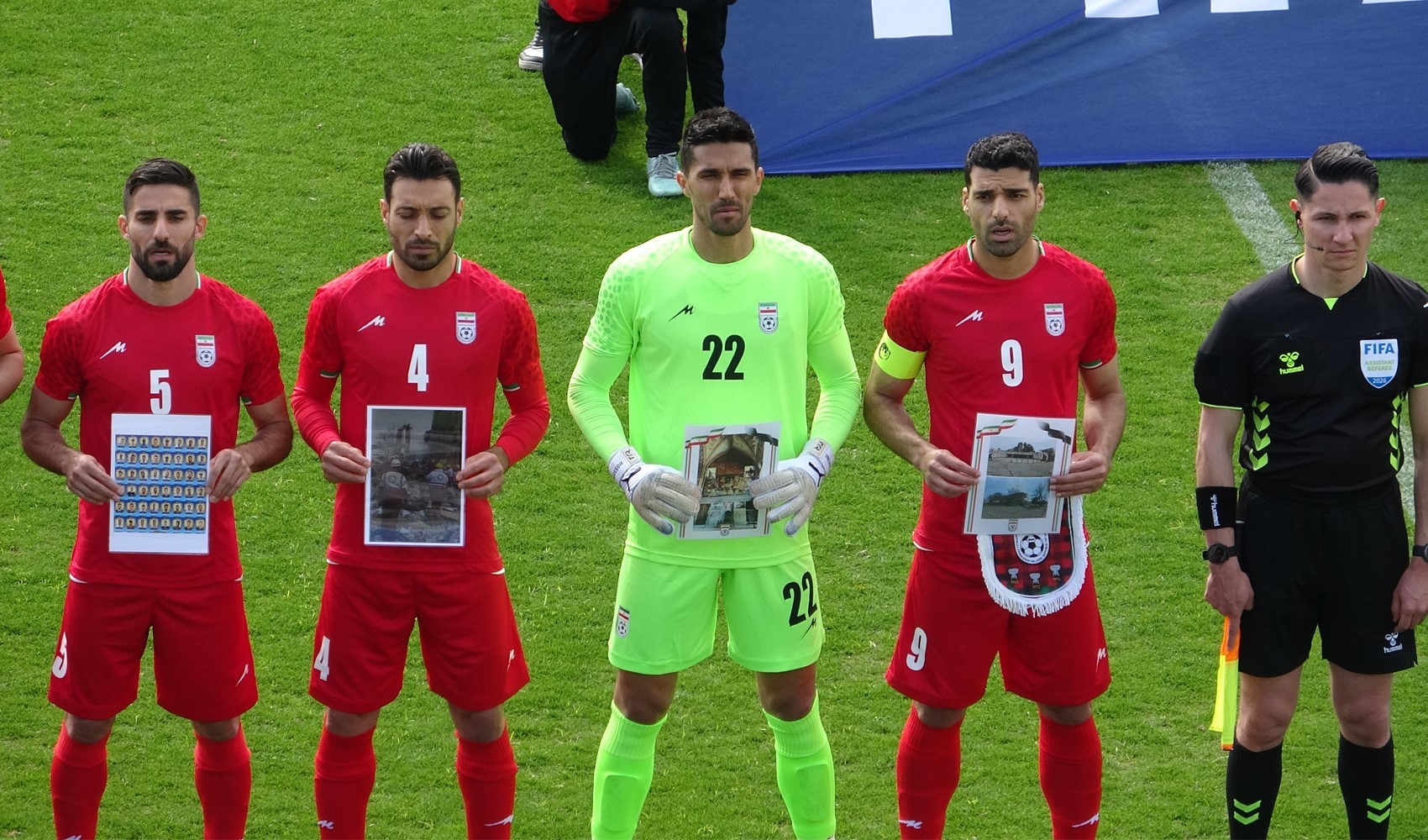 İran A Milli Futbol takımı maça, hayatını kaybeden çocukların fotoğrafıyla çıktı