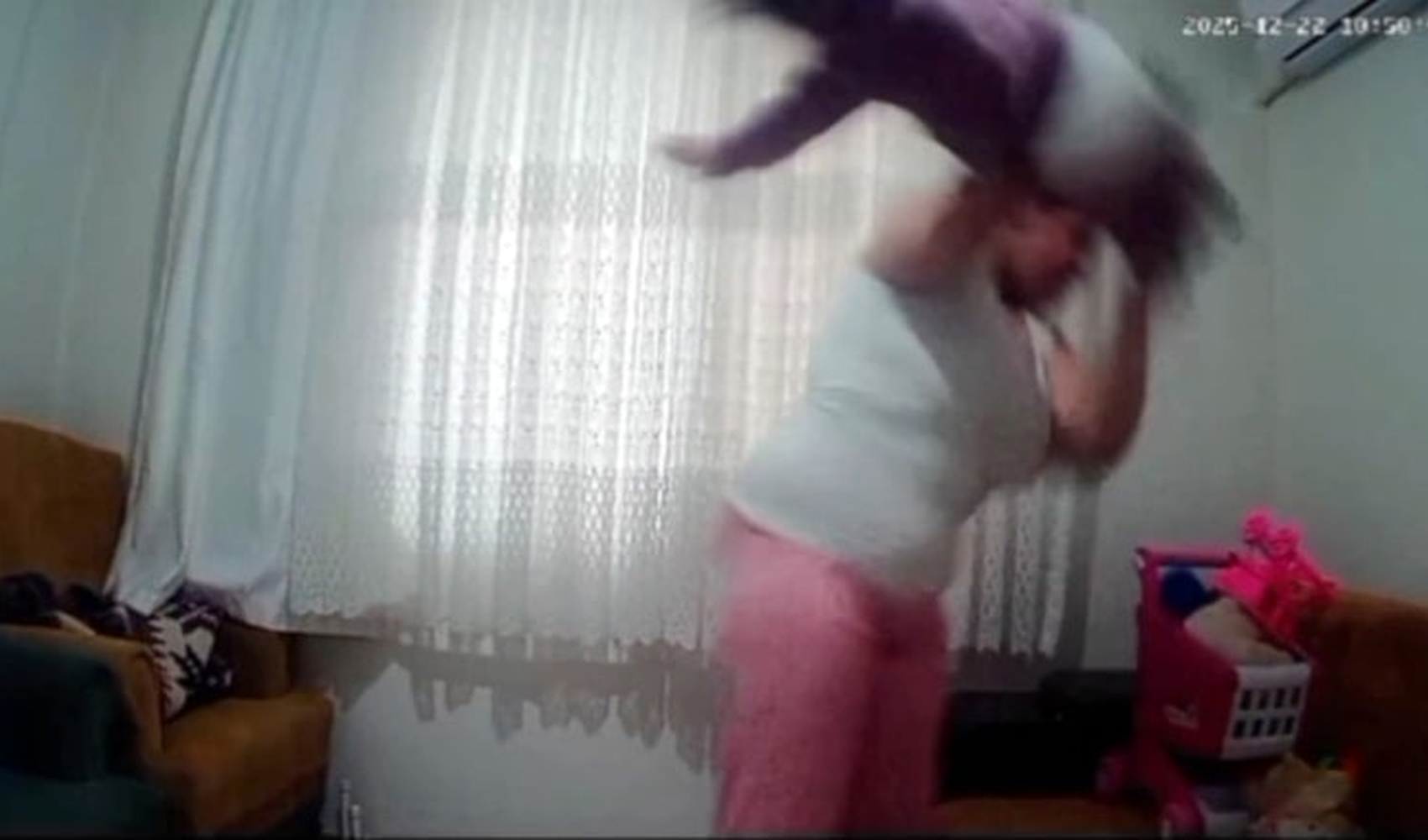 Acımasız anne 1 yaşındaki kızını yerden yere vurdu