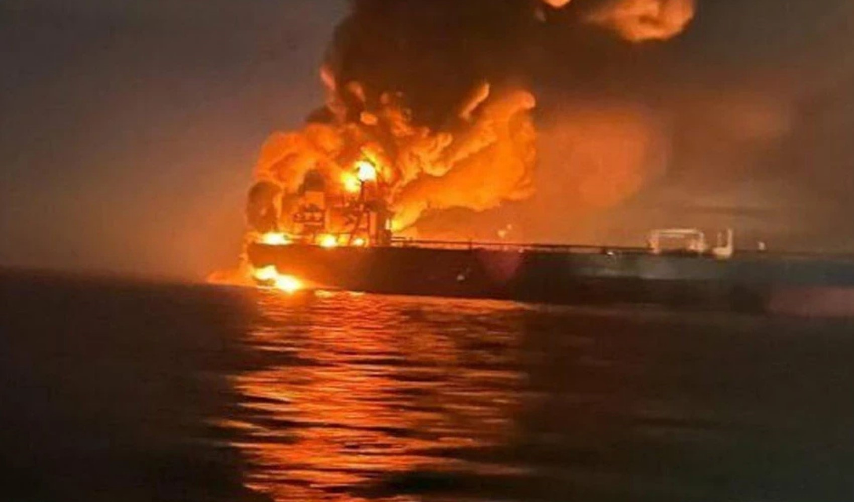 İran, Hürmüz Boğazı'nda 10 petrol tankerini vurdu: Savaş koşulları altında