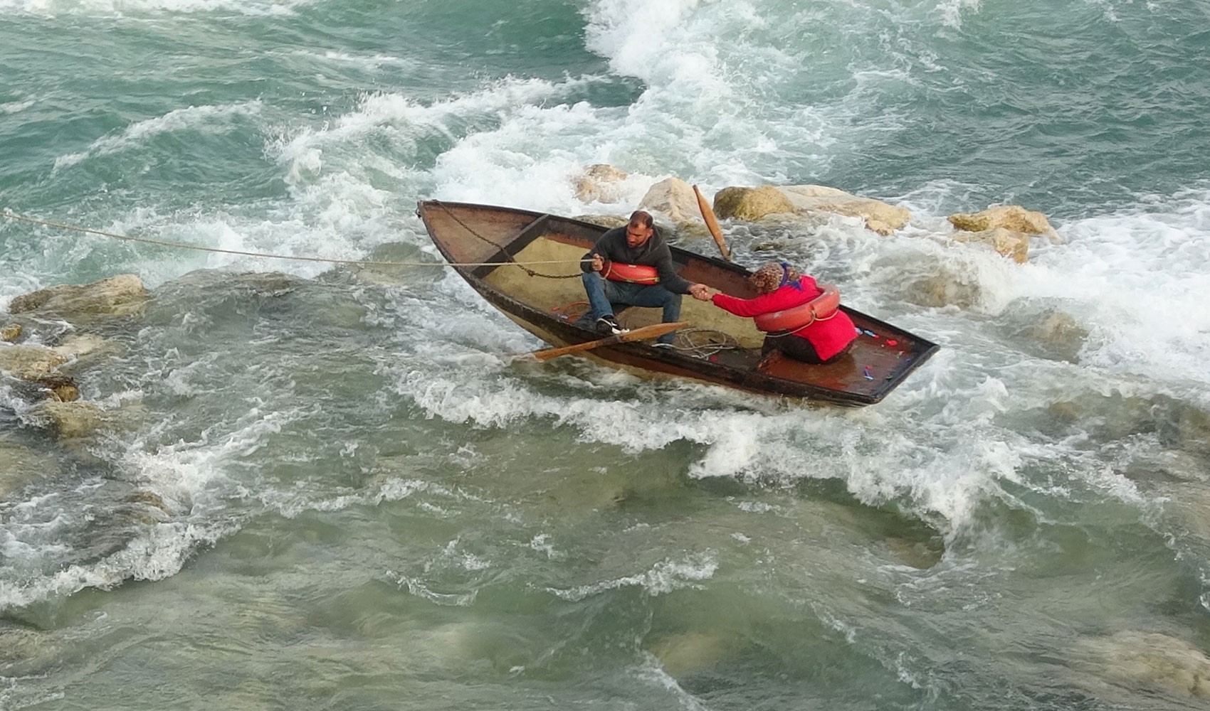 Seyhan Nehri’nde akıntıya kapılan 2 kişi el ele yardım bekledi: O anlar kamerada