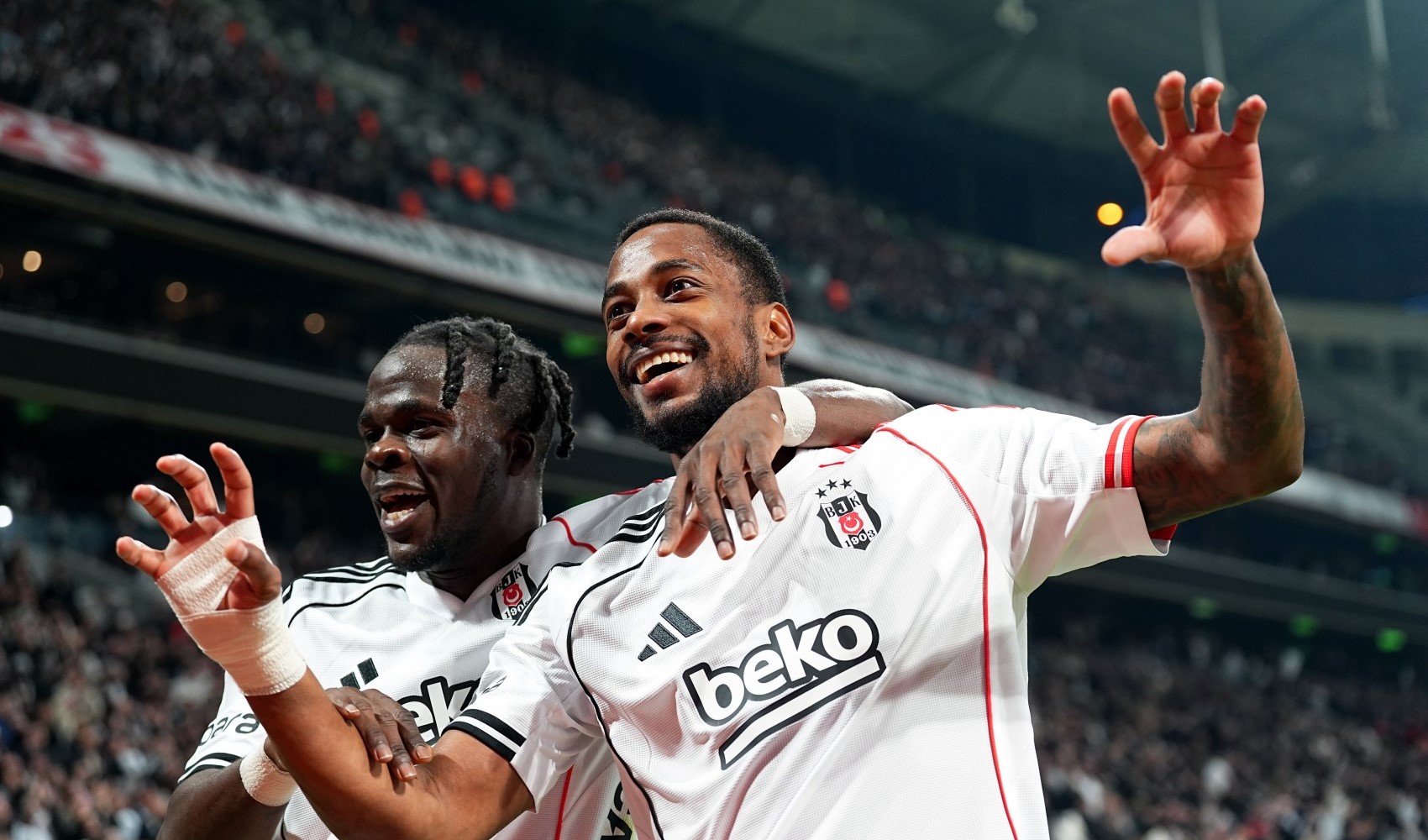 Beşiktaş çeyrek final biletini 4 golle aldı