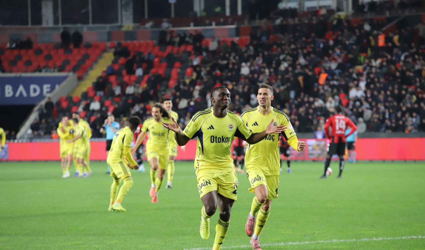 Fenerbahçe çeyrek finale 4 golle çıktı